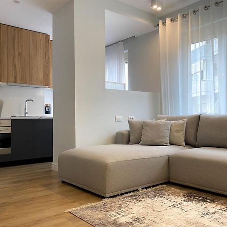 Centrally Located Glamorous Bright Apt Near Bazaar Tirana Exterior foto