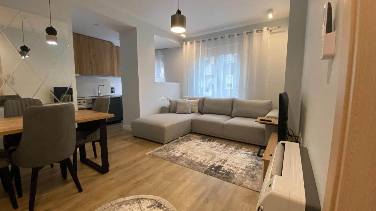 Centrally Located Glamorous Bright Apt Near Bazaar Tirana Exterior foto