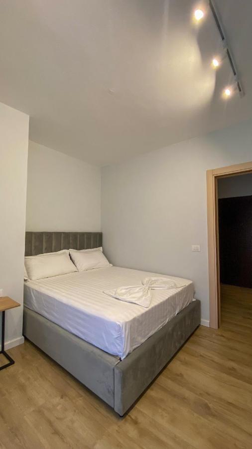 Centrally Located Glamorous Bright Apt Near Bazaar Tirana Exterior foto