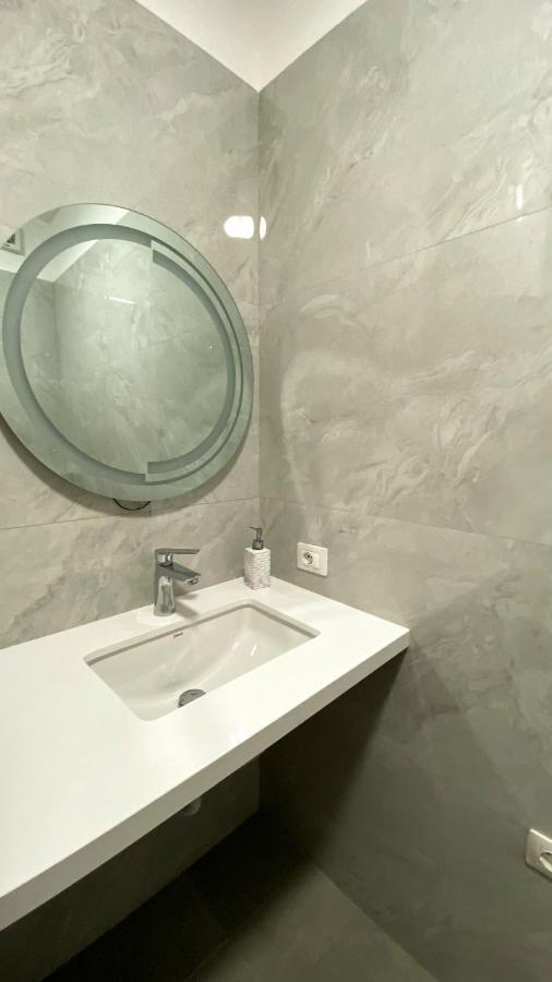 Centrally Located Glamorous Bright Apt Near Bazaar Tirana Exterior foto